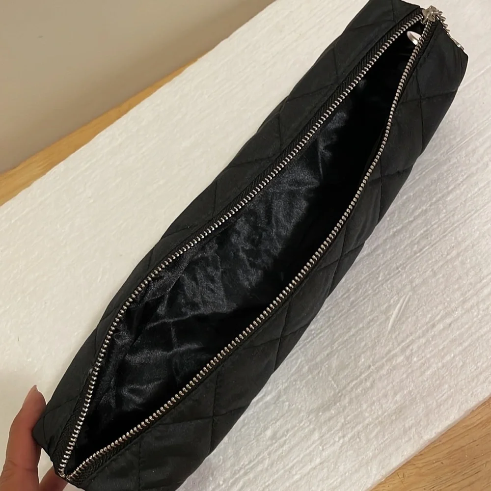 New✨Quilted Black Bag with Chanel Logo - Picture 7 of 7